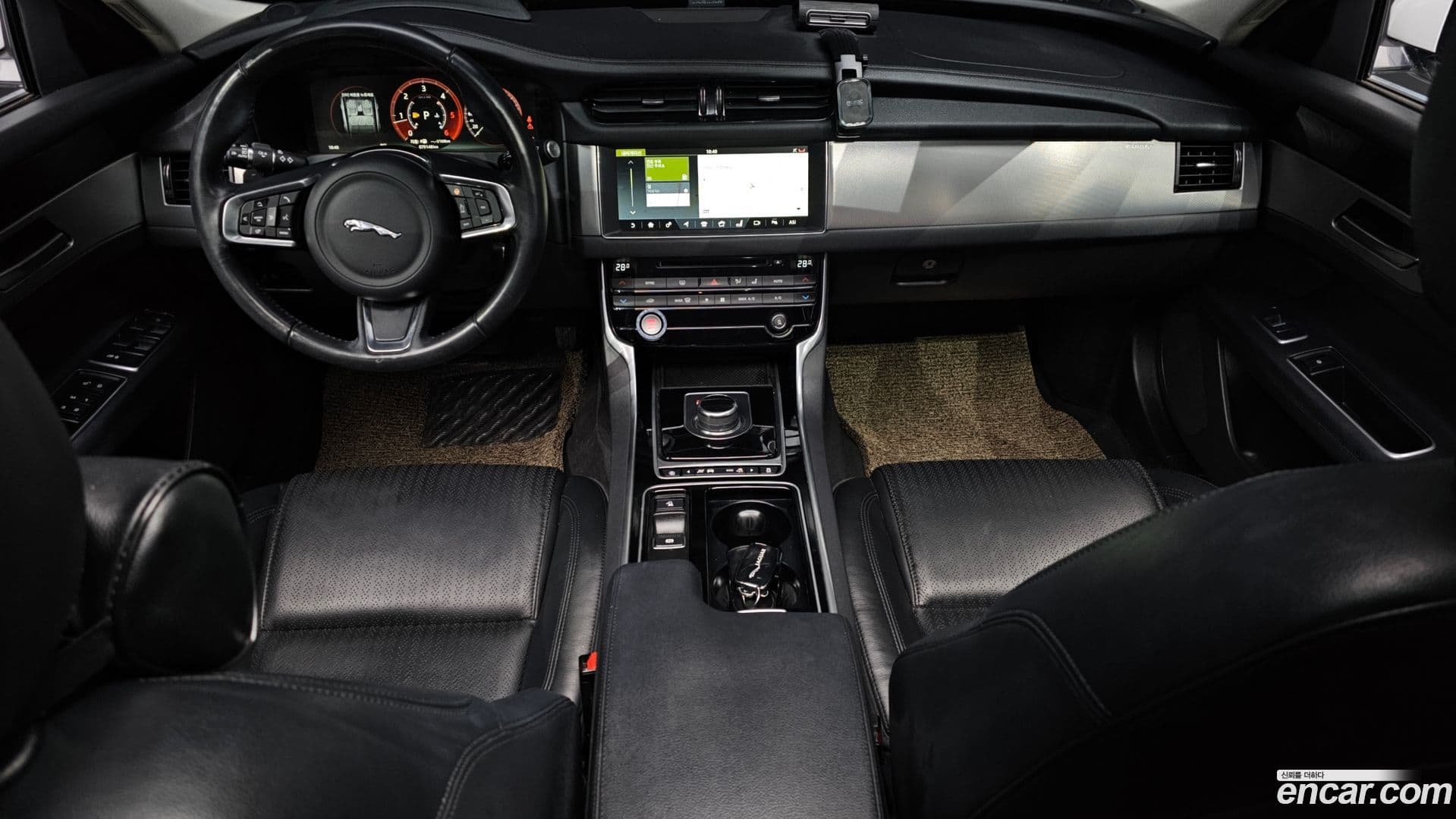 Main__Slider__Photo:XF Jaguar 2018.1-6