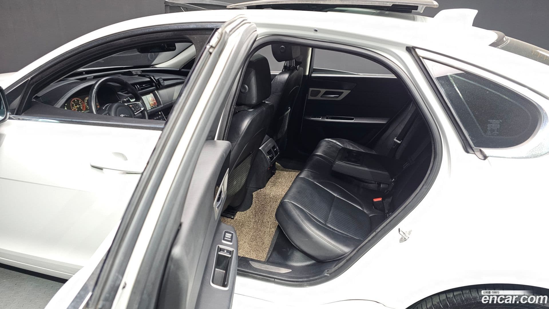 Main__Slider__Photo:XF Jaguar 2018.1-12