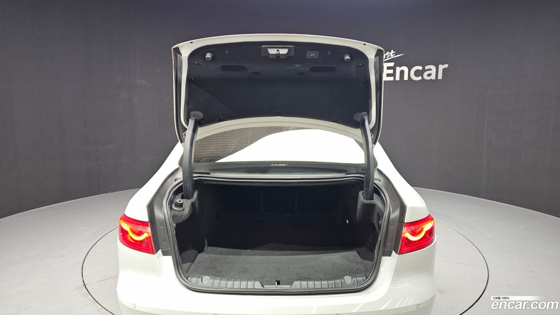 Main__Slider__Photo:XF Jaguar 2018.1-19