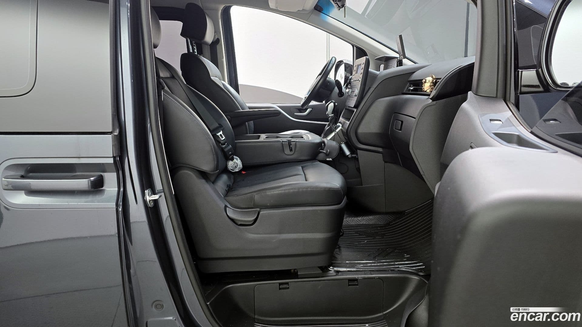 Main__Slider__Photo:Staria Hyundai 2021.4-9