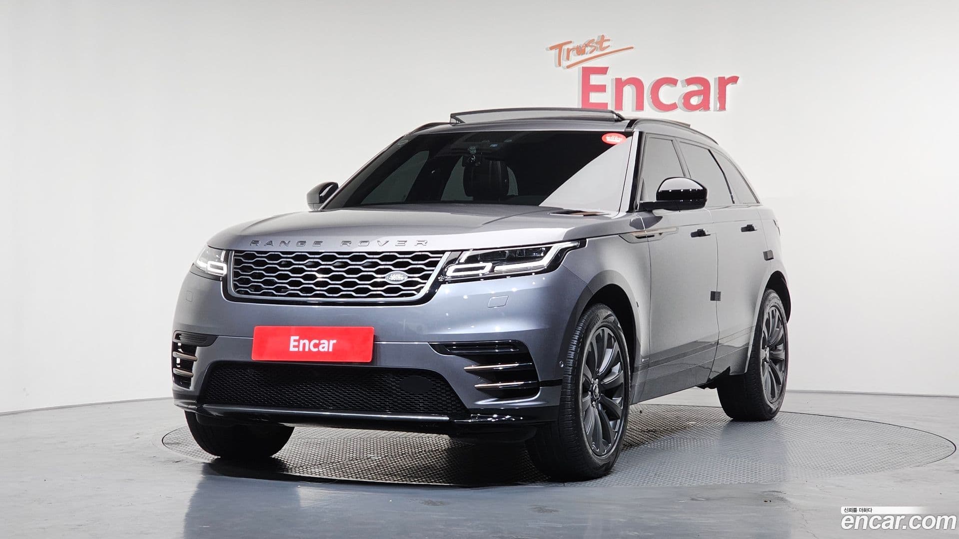 Main__Slider__Photo:Range Rover Velar Land Rover 2020.11-0