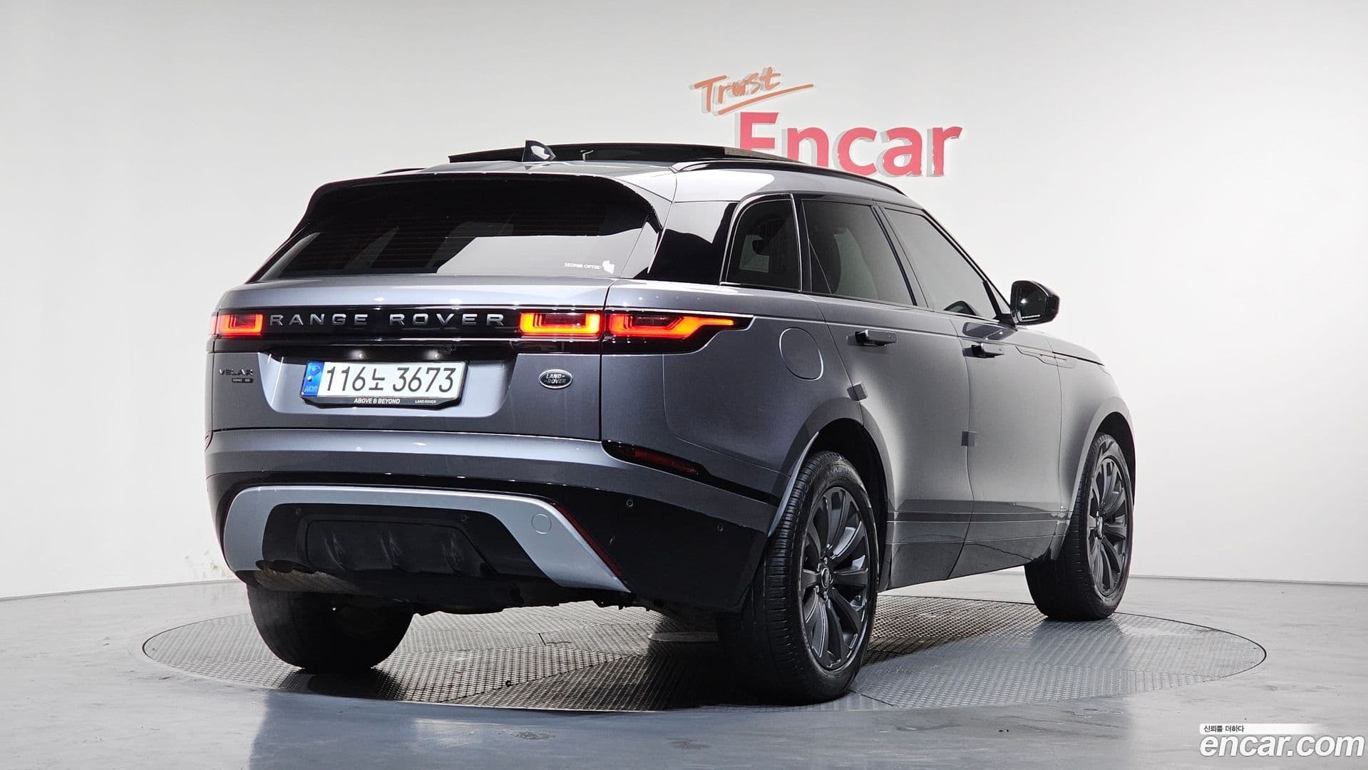 Main__Slider__Photo:Range Rover Velar Land Rover 2020.11-1