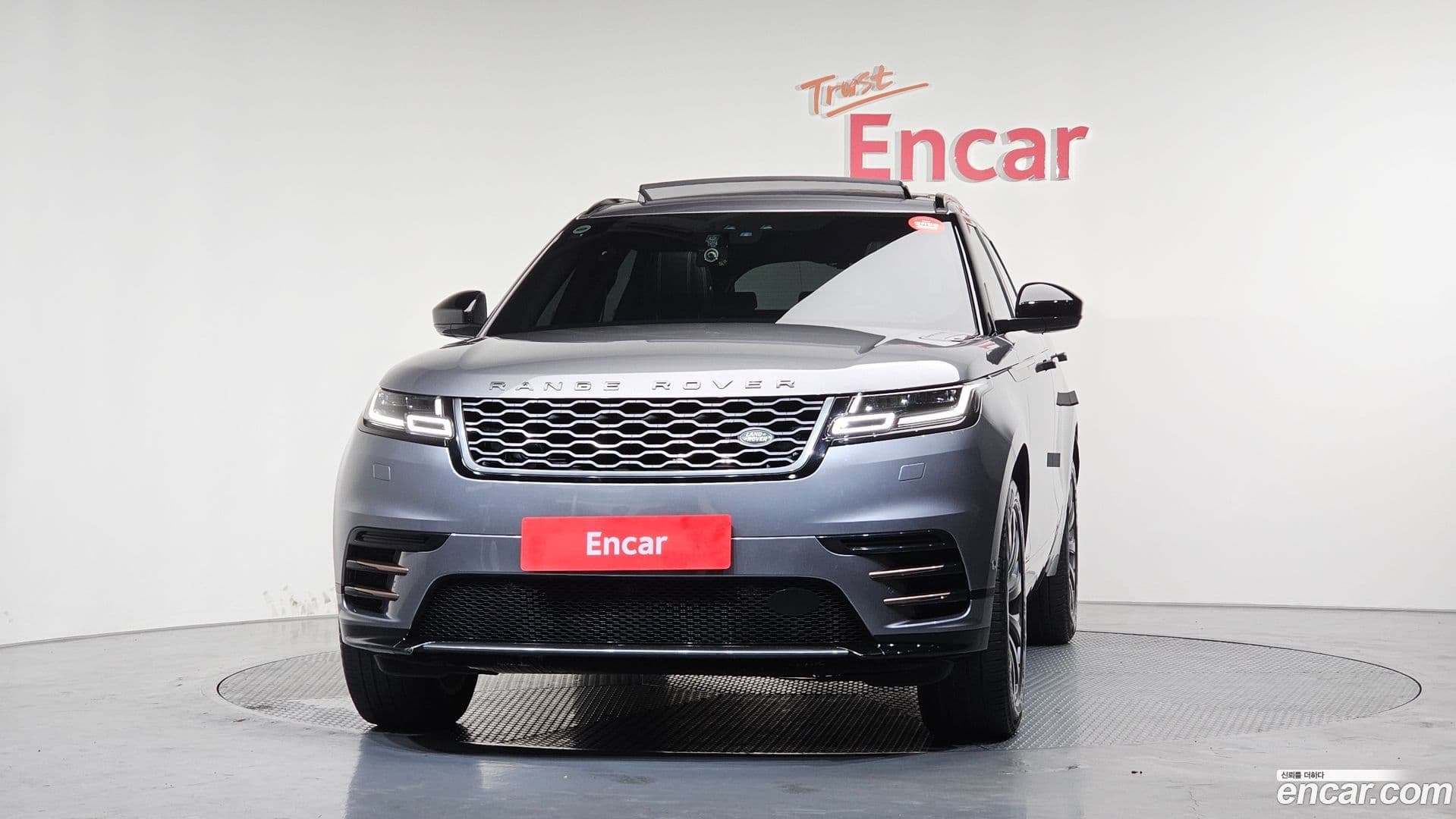 Main__Slider__Photo:Range Rover Velar Land Rover 2020.11-2