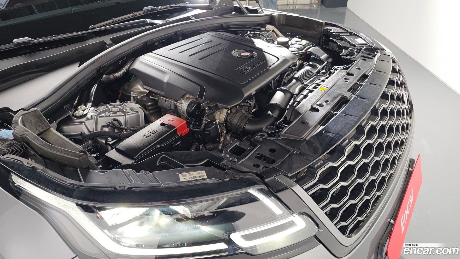 Main__Slider__Photo:Range Rover Velar Land Rover 2020.11-5