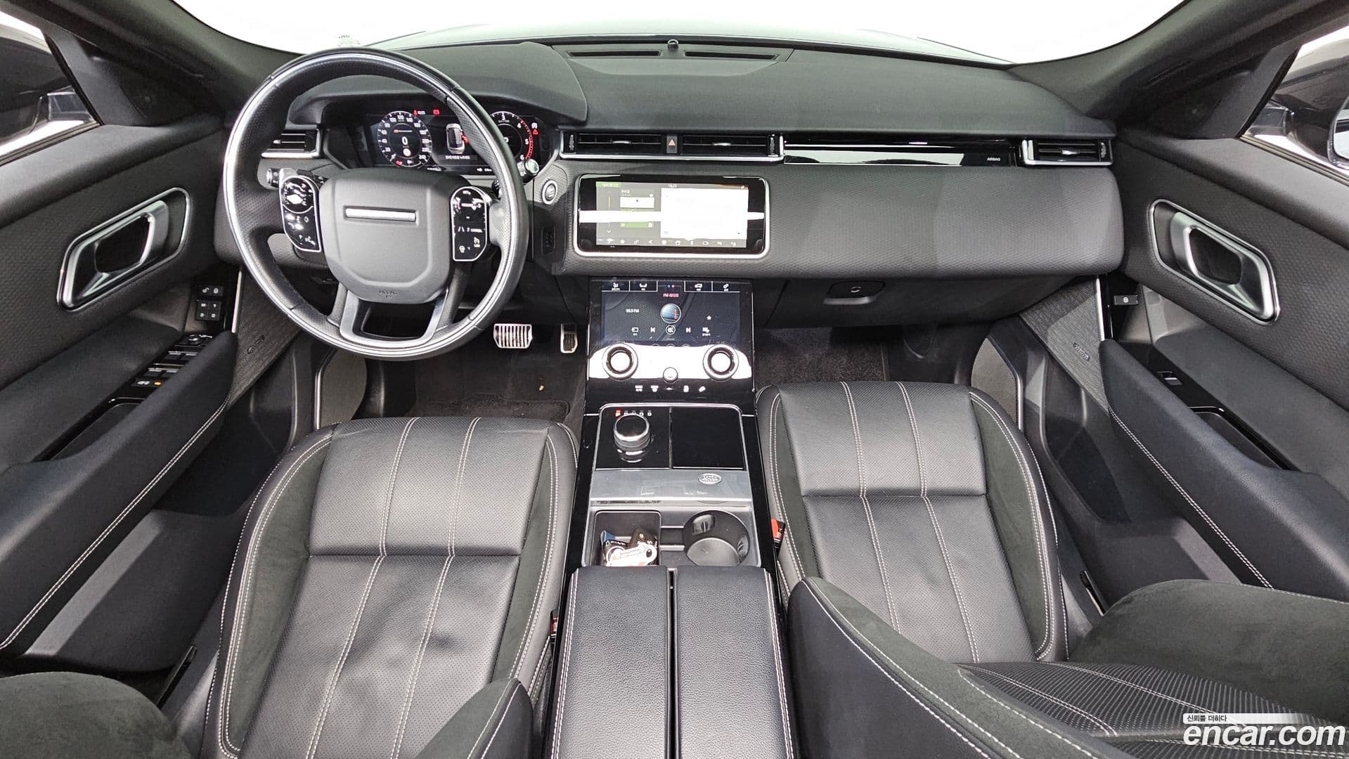 Main__Slider__Photo:Range Rover Velar Land Rover 2020.11-6