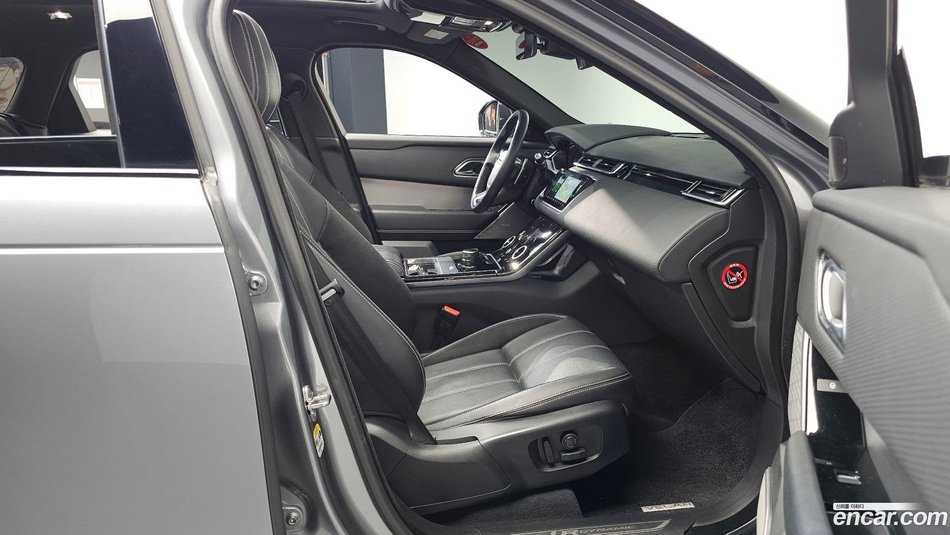 Main__Slider__Photo:Range Rover Velar Land Rover 2020.11-10