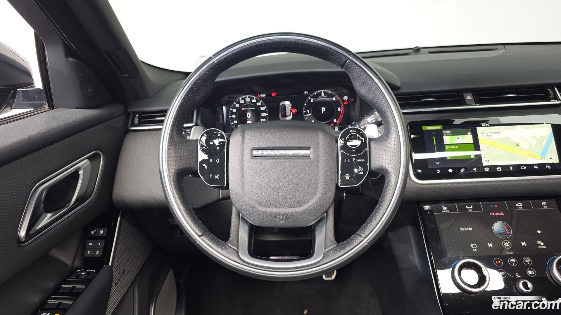 Main__Slider__Photo:Range Rover Velar Land Rover 2020.11-12