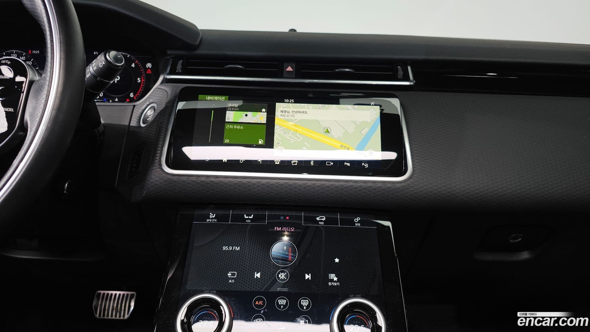 Main__Slider__Photo:Range Rover Velar Land Rover 2020.11-13