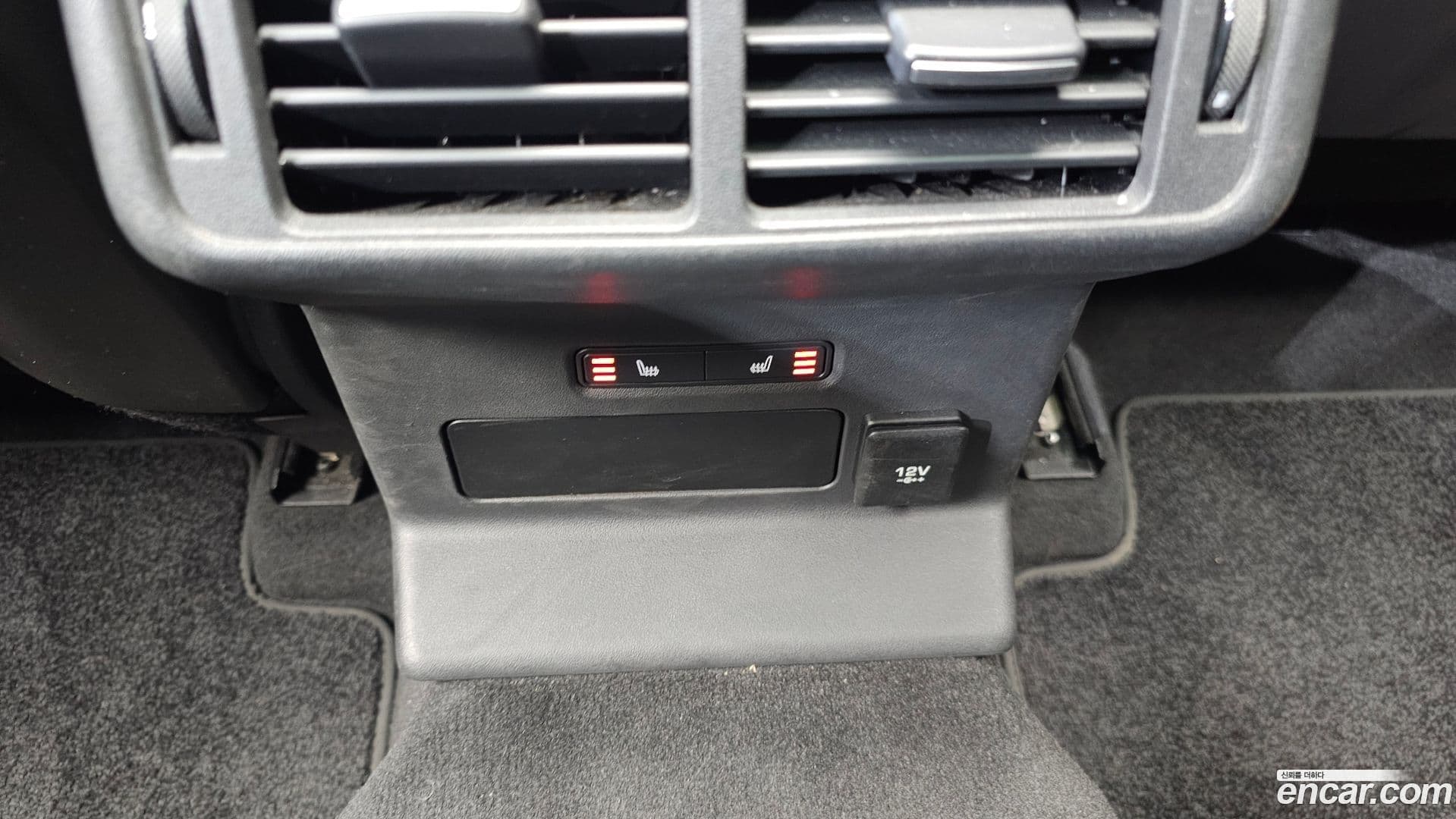 Main__Slider__Photo:Range Rover Velar Land Rover 2020.11-17