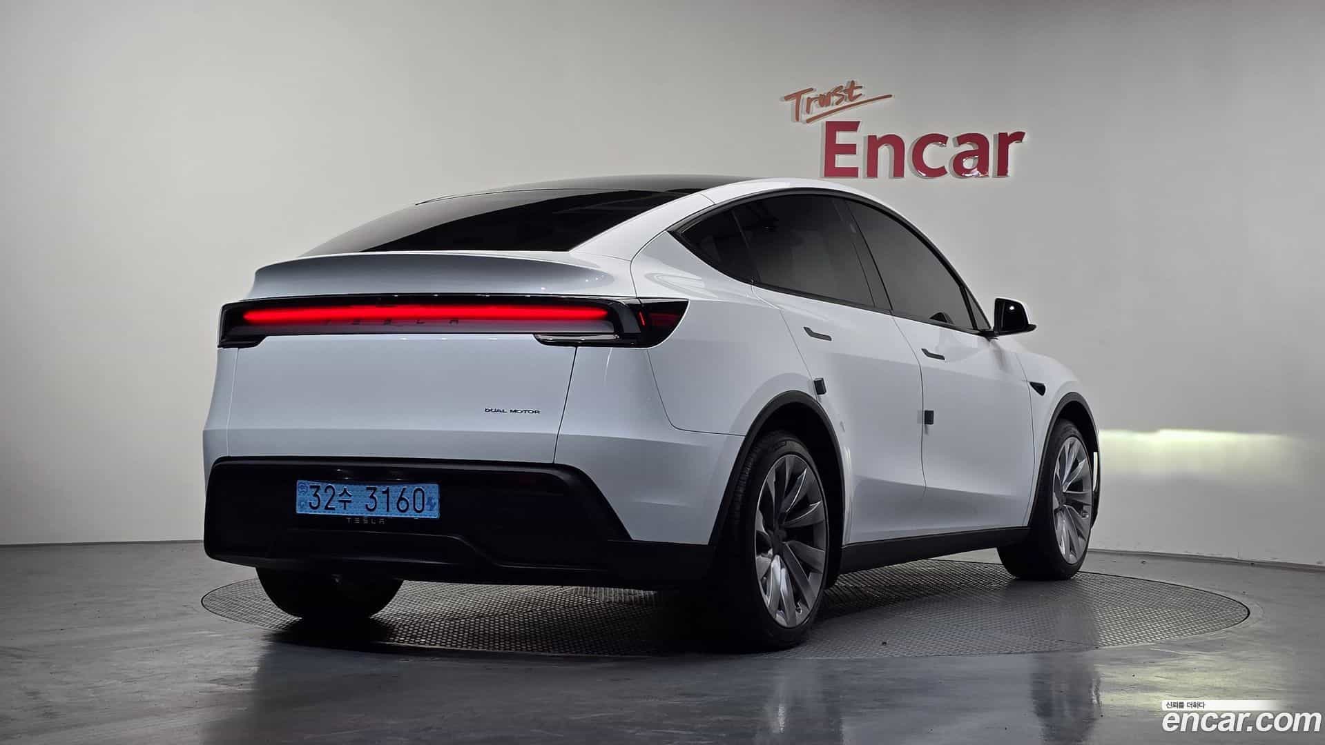 Model Y Tesla 2025.5-OUTER-002