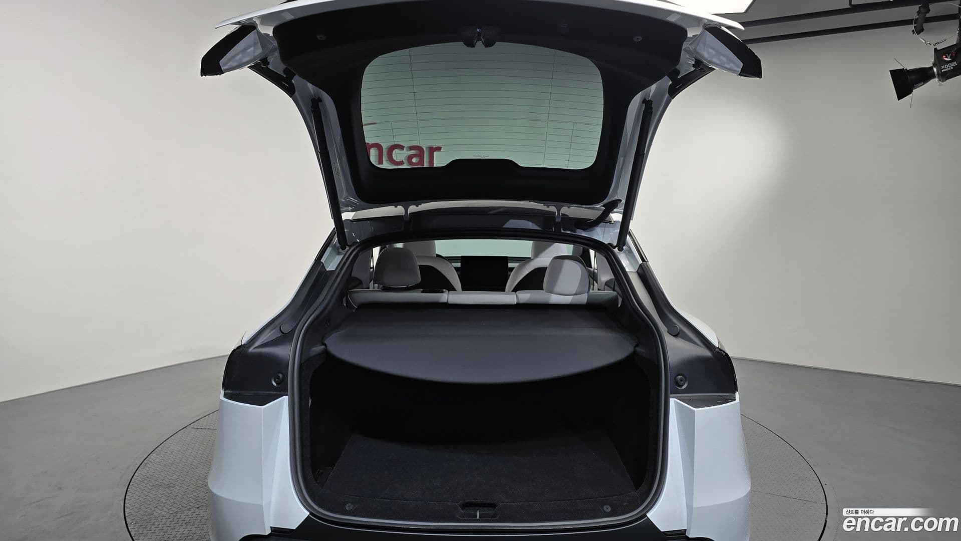 Main__Slider__Photo:Model Y Tesla 2025.5-19