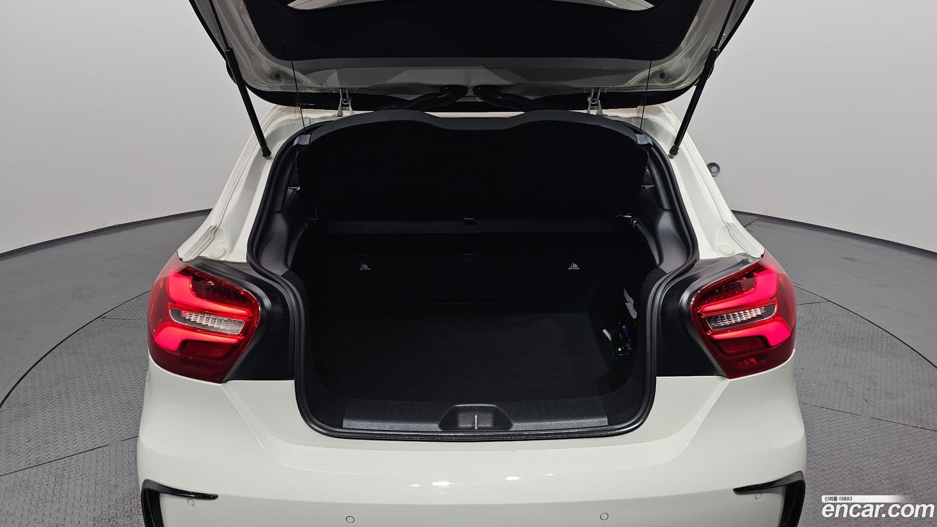 Main__Slider__Photo:A-Class Mercedes-Benz 2017.8-19