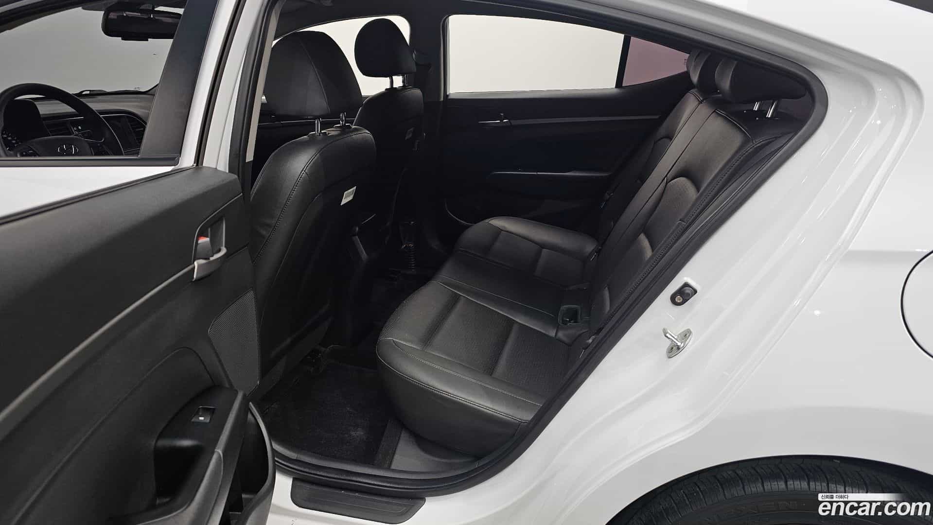 AVANTE Hyundai 2018.0-OPTION-015