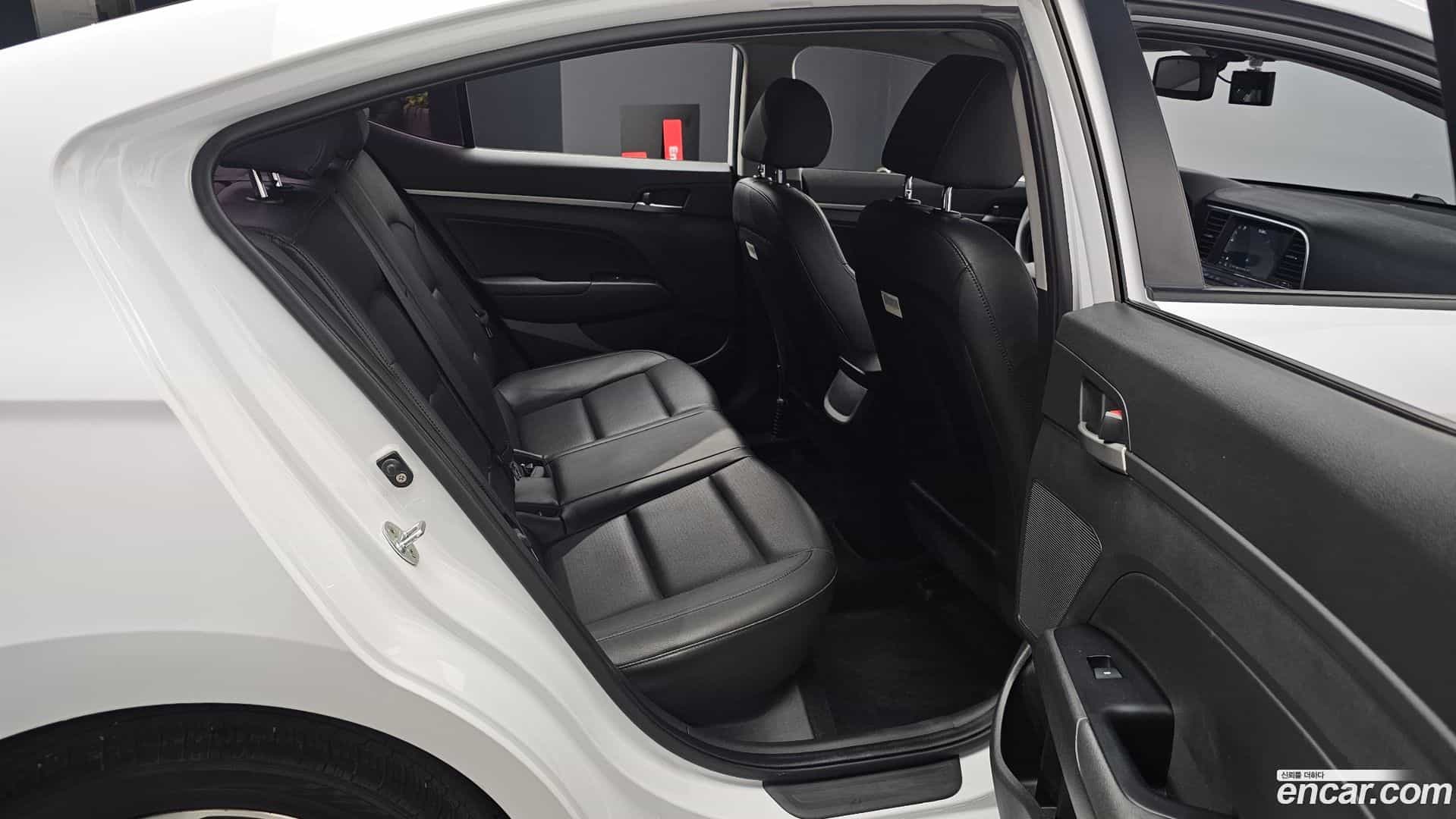 AVANTE Hyundai 2018.0-OPTION-016