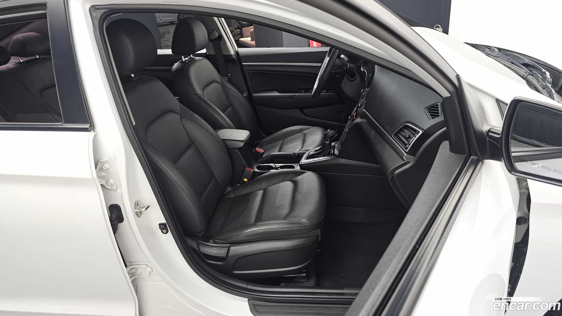 AVANTE Hyundai 2018.0-OPTION-017