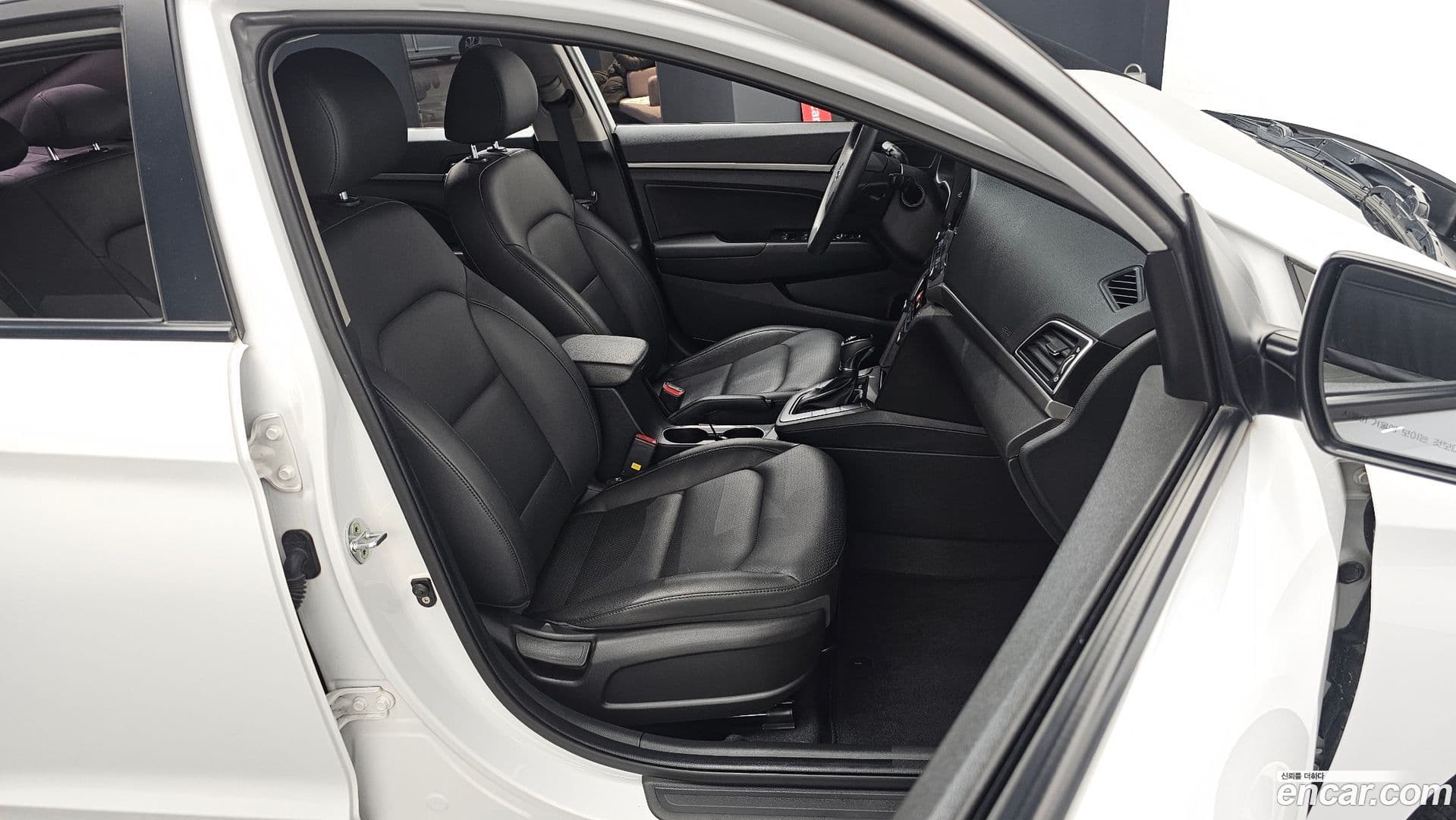 Main__Slider__Photo:AVANTE Hyundai 2018.0-12