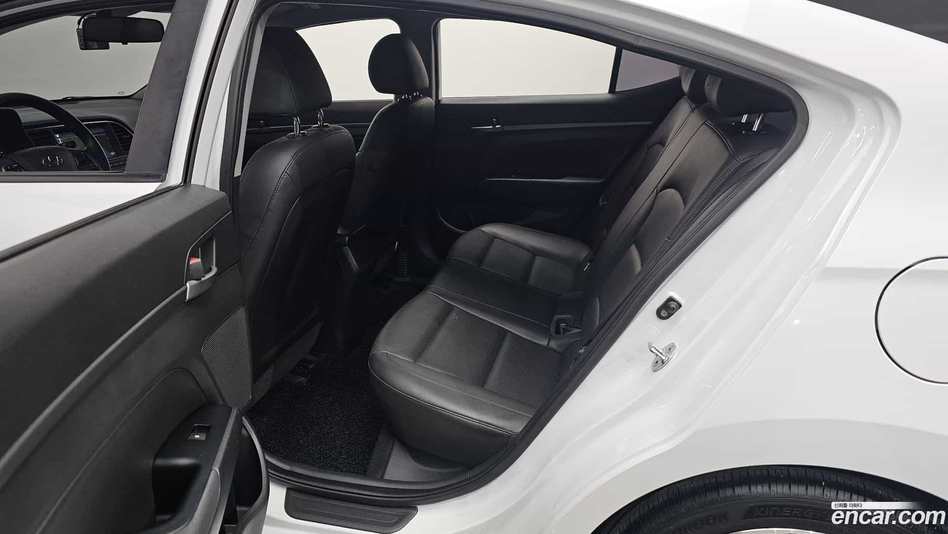 AVANTE Hyundai 2017.11-OPTION-015