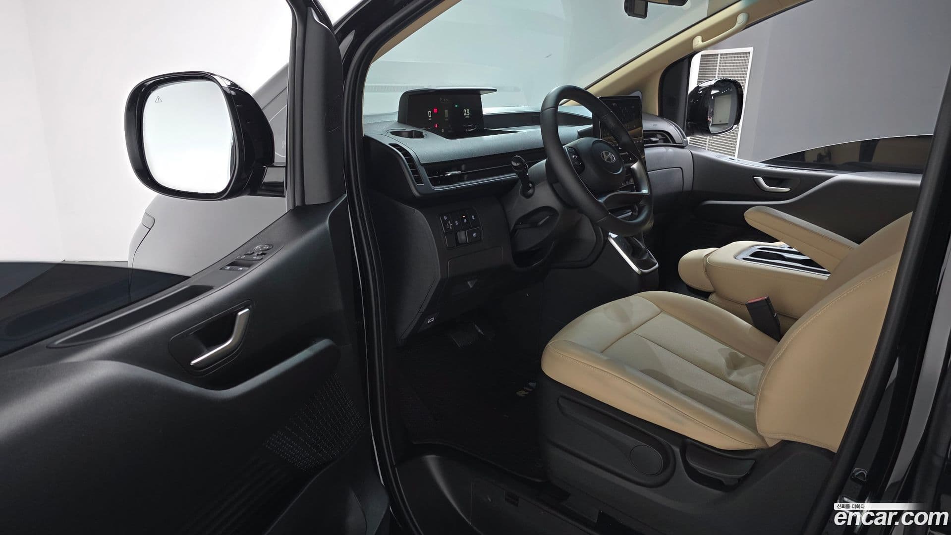 Main__Slider__Photo:Staria Hyundai 2025.4-10