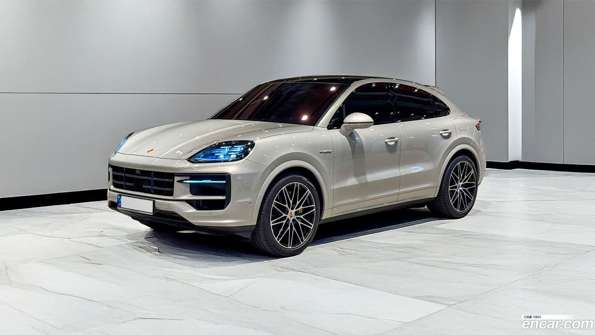 Main__Slider__Photo:Cayenne Porsche 2024.8-0