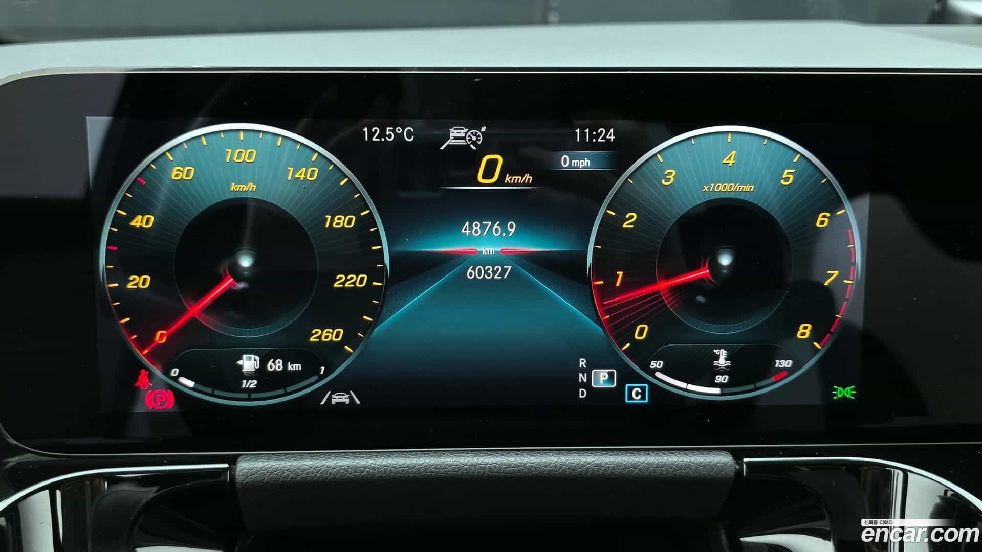 GLA-Class Mercedes-Benz 2020.11-INNER-008