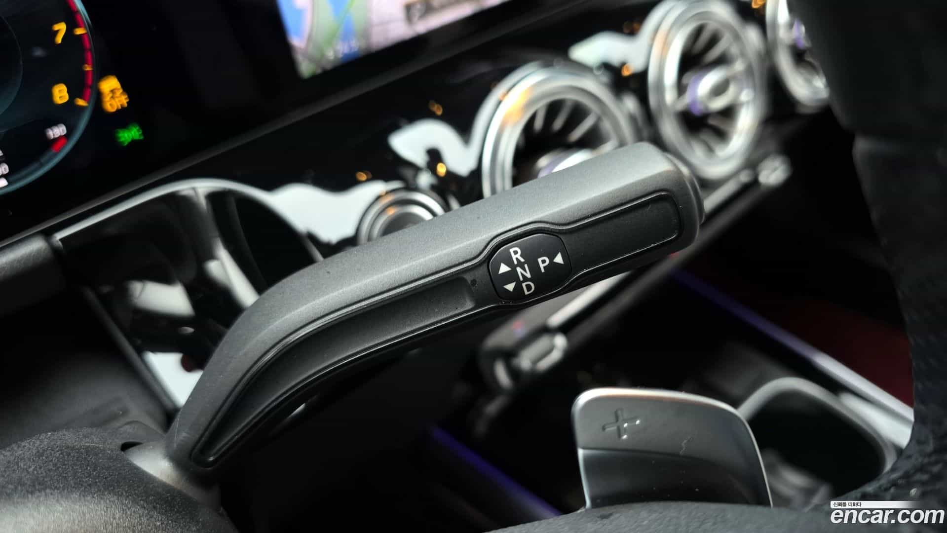 GLA-Class Mercedes-Benz 2020.11-INNER-009