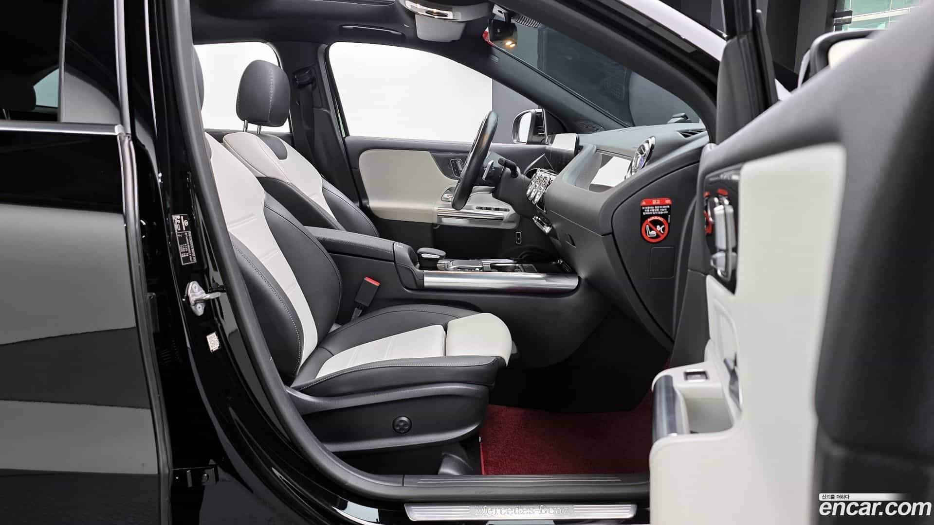 GLA-Class Mercedes-Benz 2020.11-INNER-010