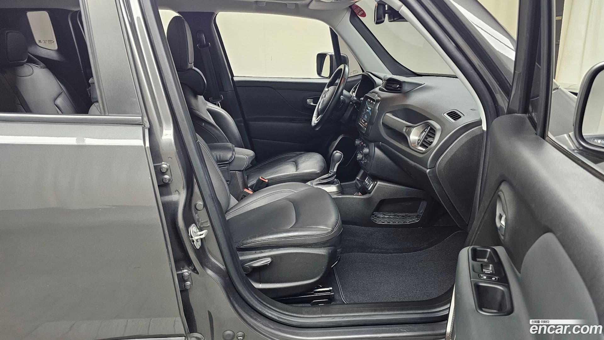 Main__Slider__Photo:Renegade Jeep 2021.11-10