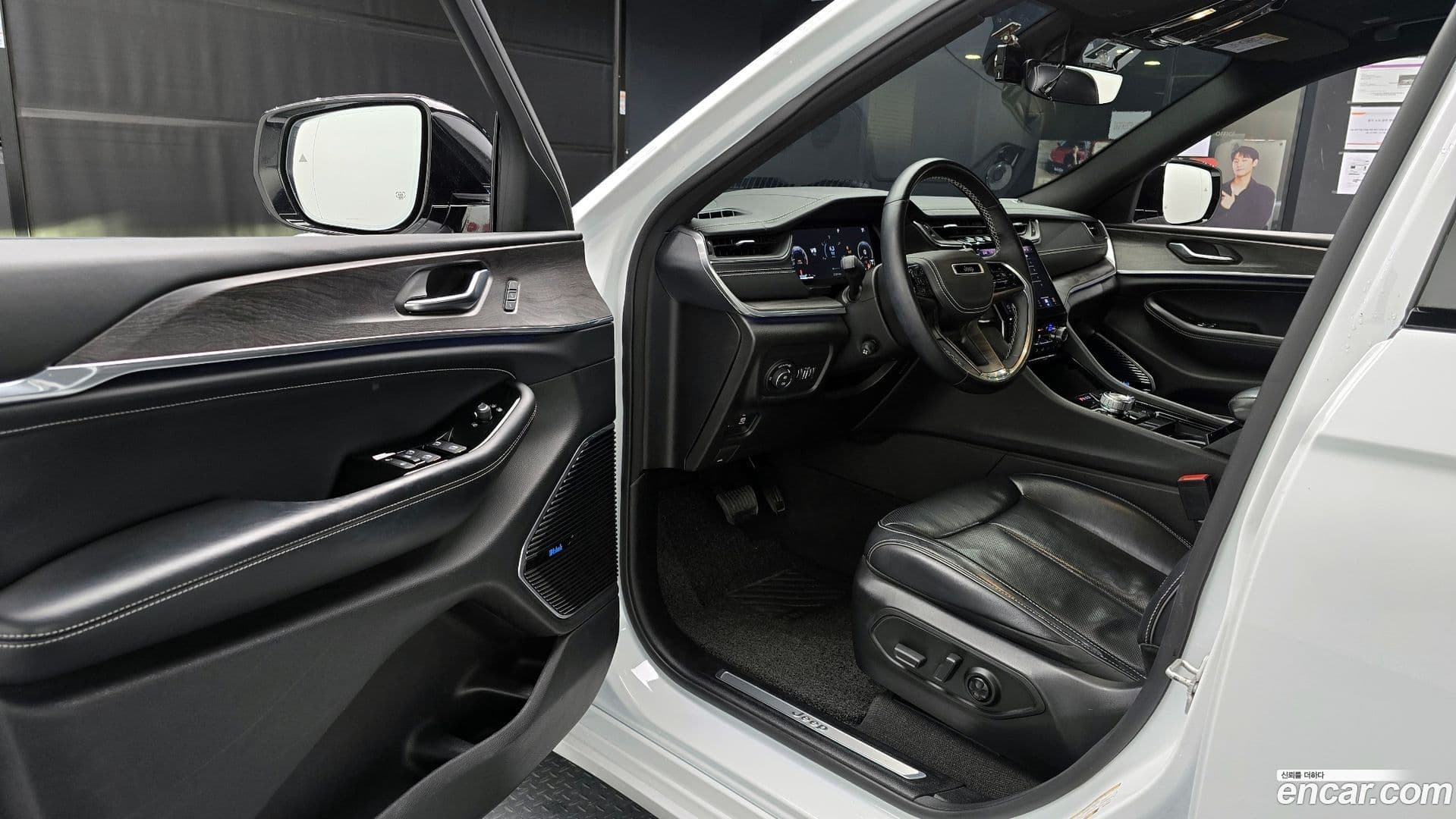 Main__Slider__Photo:Cherokee Jeep 2021.11-10