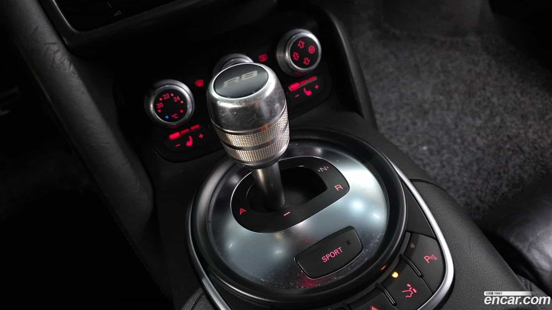 R8 Audi 2009.2-INNER-009