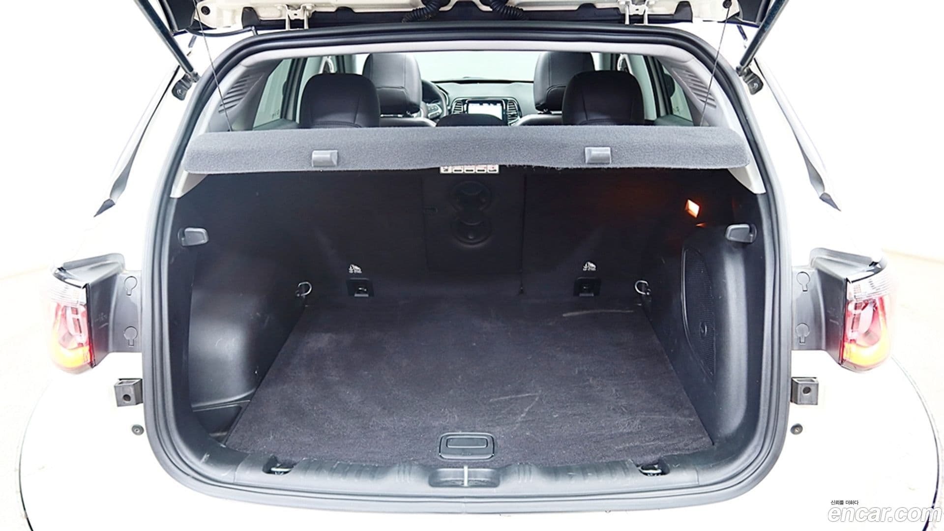 Main__Slider__Photo:Compass Jeep 2019.2-4