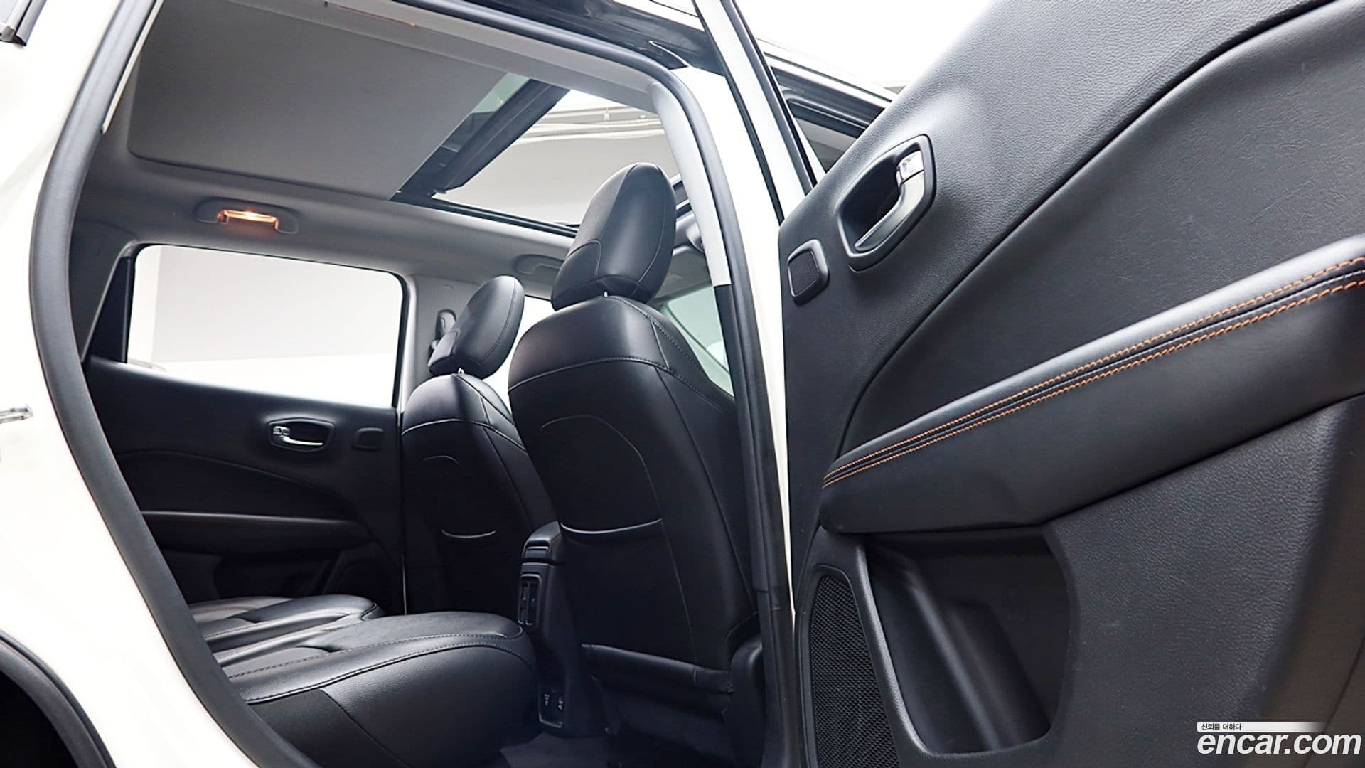 Main__Slider__Photo:Compass Jeep 2019.2-9