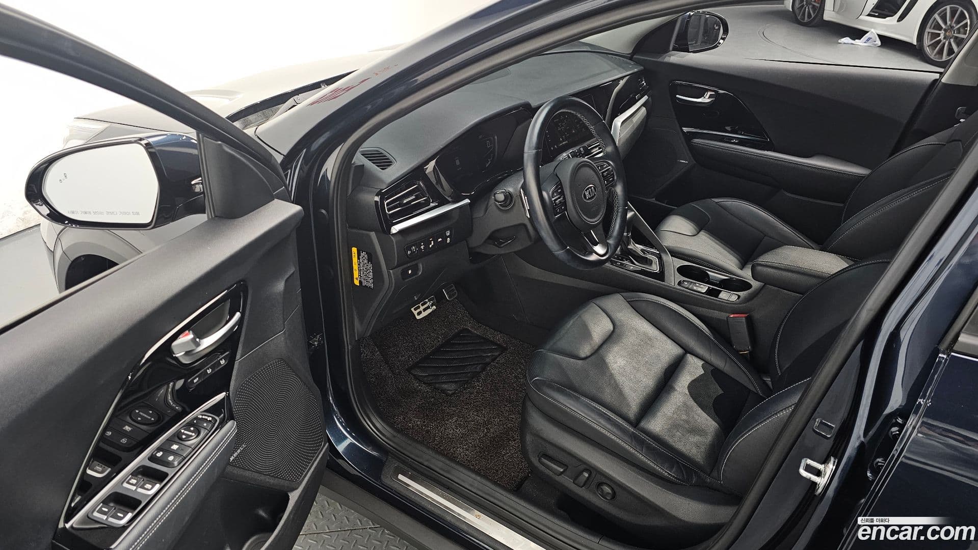 Main__Slider__Photo:Niro Kia 2020.1-10