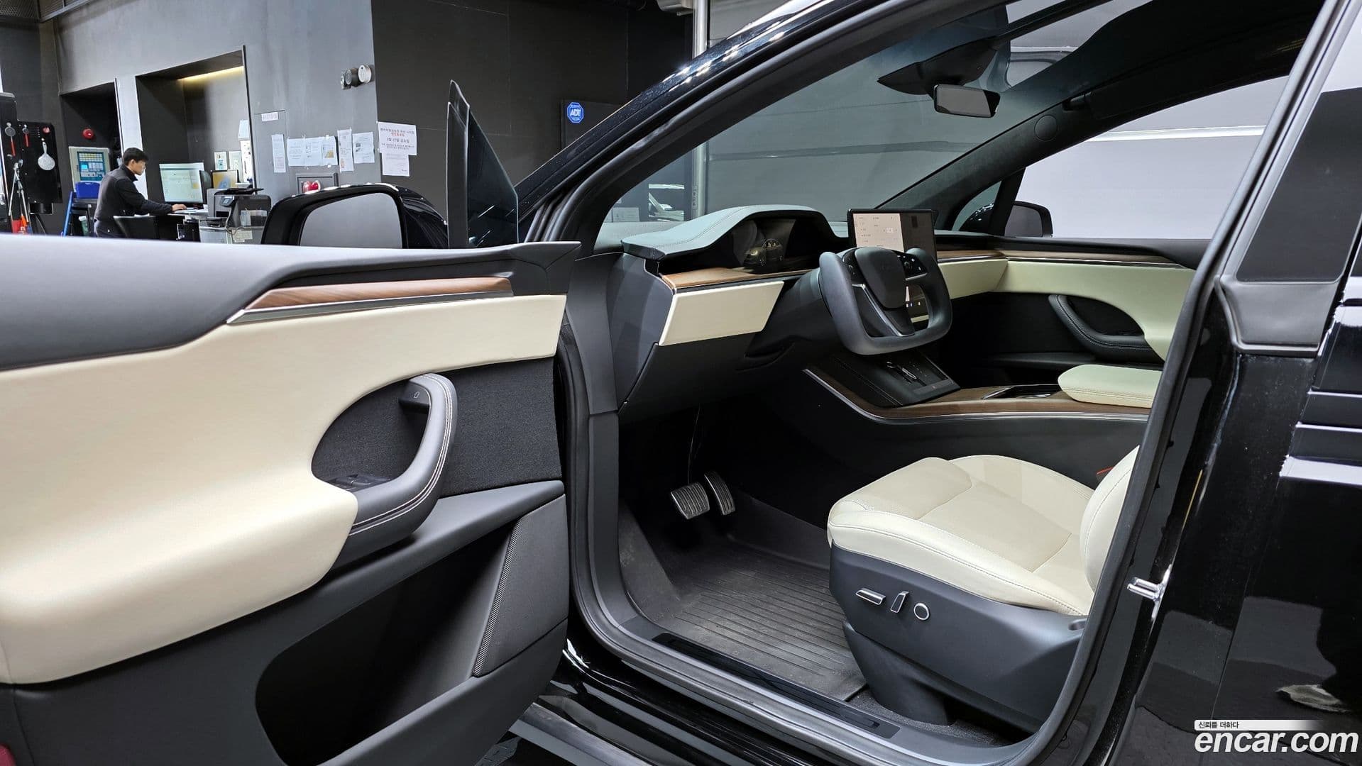 Main__Slider__Photo:Model X Tesla 2023.5-10