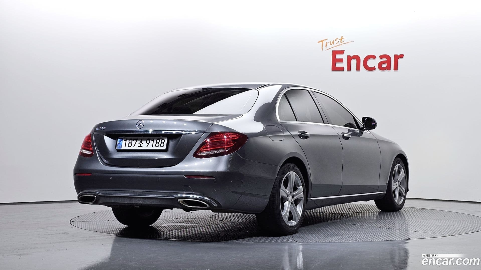 Main__Slider__Photo:E-Class Mercedes-Benz 2017.0-1