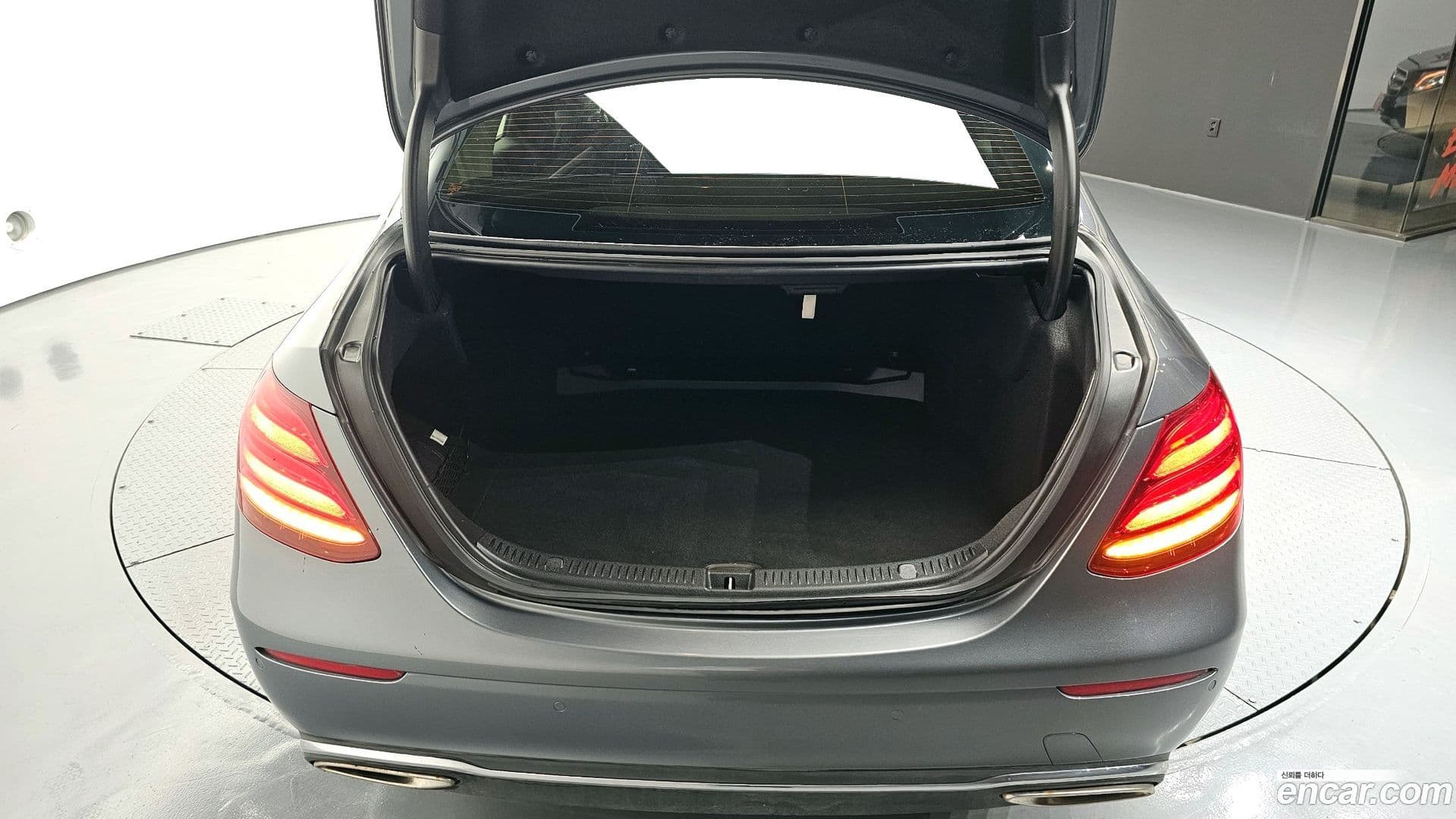 Main__Slider__Photo:E-Class Mercedes-Benz 2017.0-19