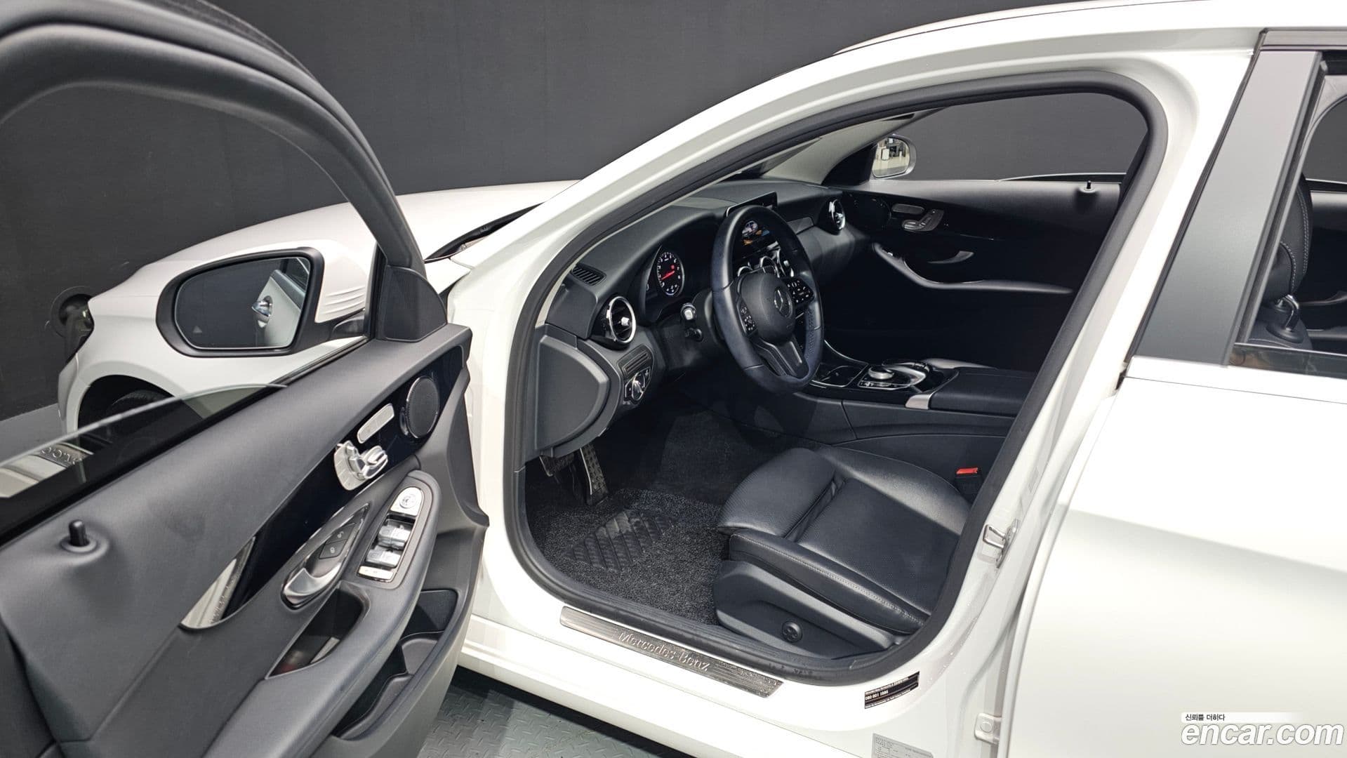 Main__Slider__Photo:C-Class Mercedes-Benz 2019.10-9