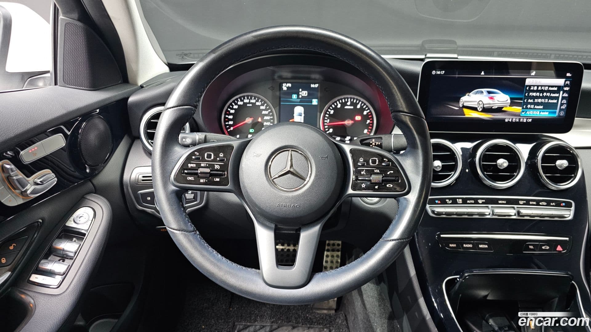 Main__Slider__Photo:C-Class Mercedes-Benz 2019.10-13