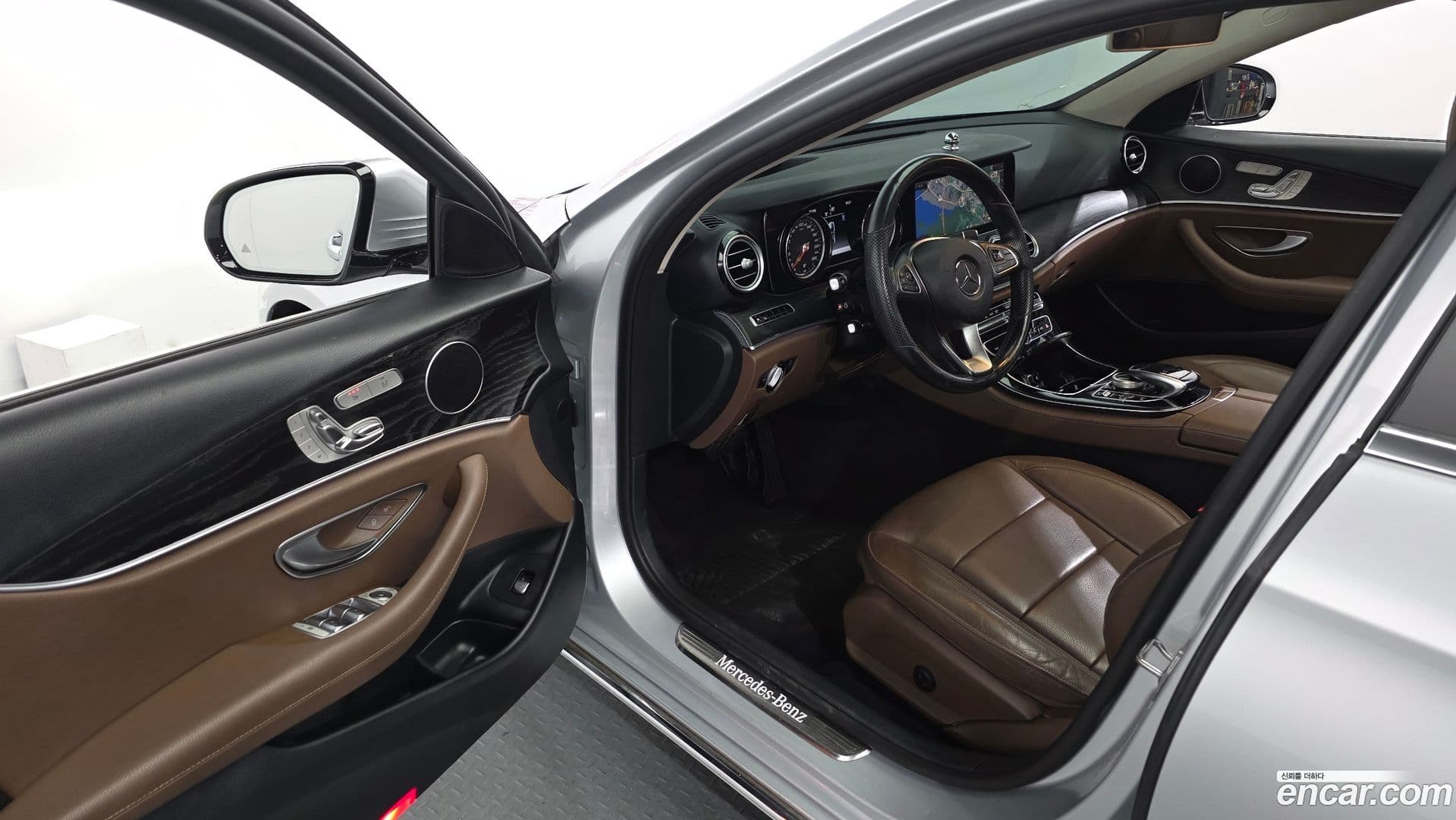 Main__Slider__Photo:E-Class Mercedes-Benz 2018.6-9