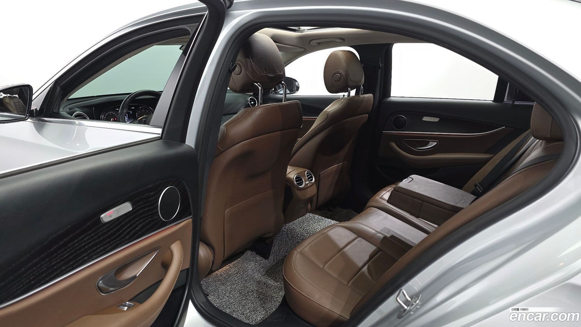 Main__Slider__Photo:E-Class Mercedes-Benz 2018.6-10