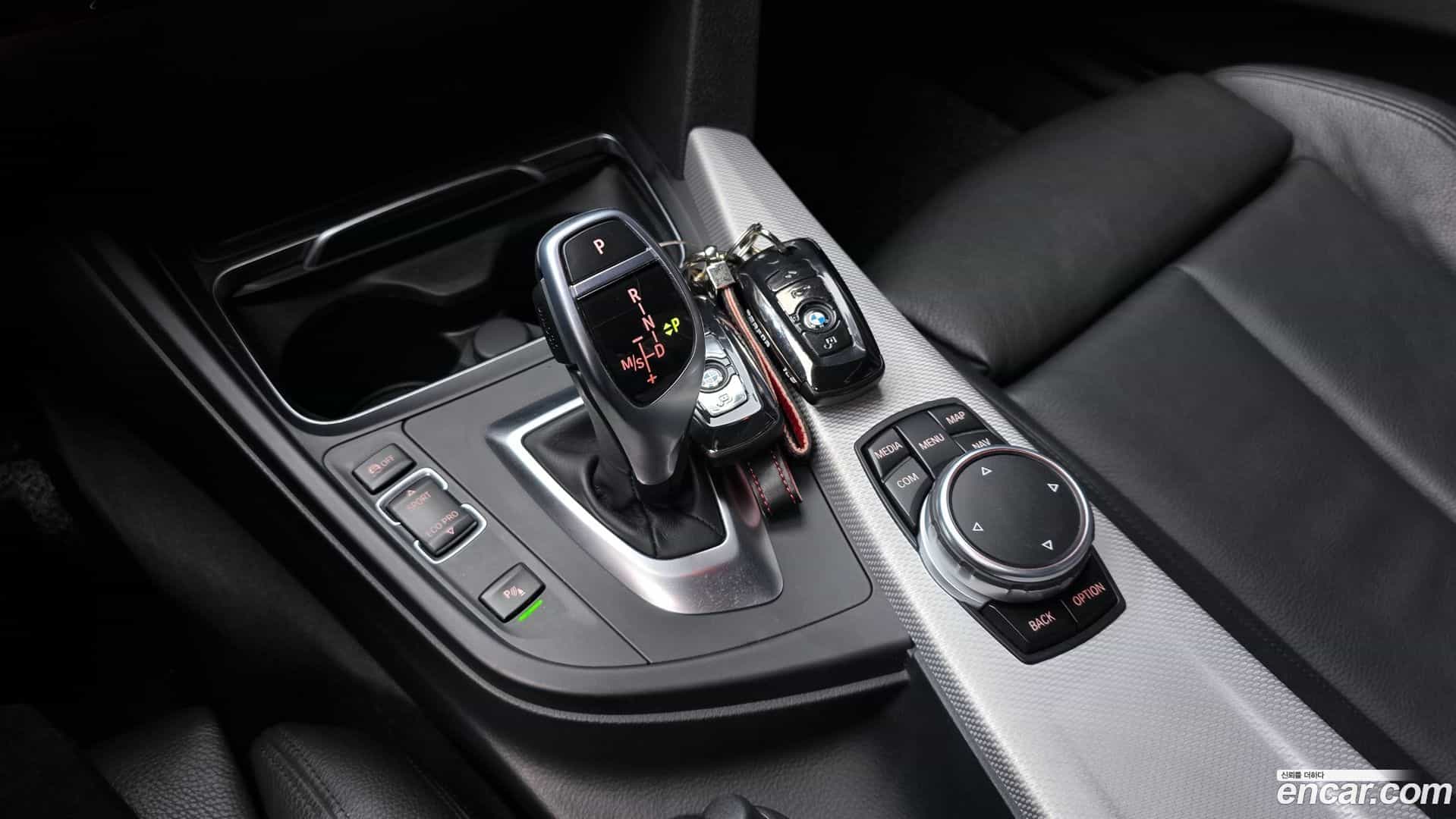 3-Series BMW 2017.10-INNER-009