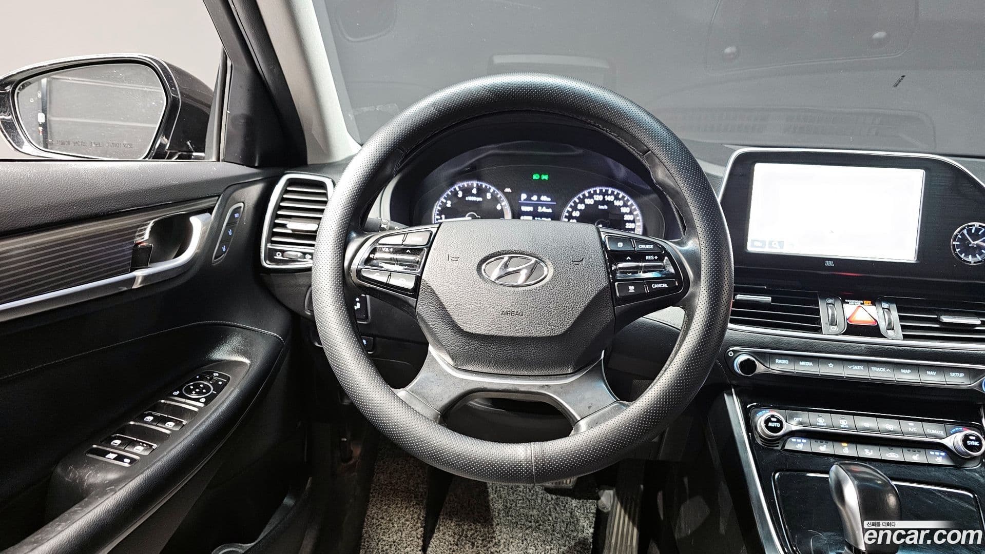 Main__Slider__Photo:Grandeur Hyundai 2017.10-12