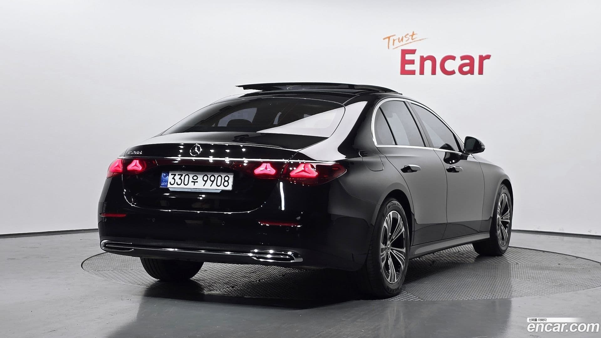 Main__Slider__Photo:E-Class Mercedes-Benz 2024.8-1