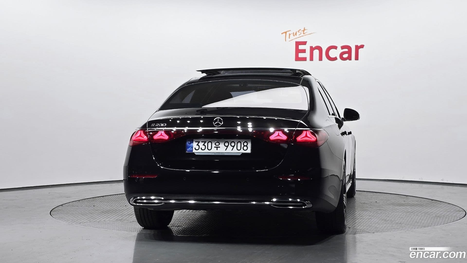 Main__Slider__Photo:E-Class Mercedes-Benz 2024.8-3