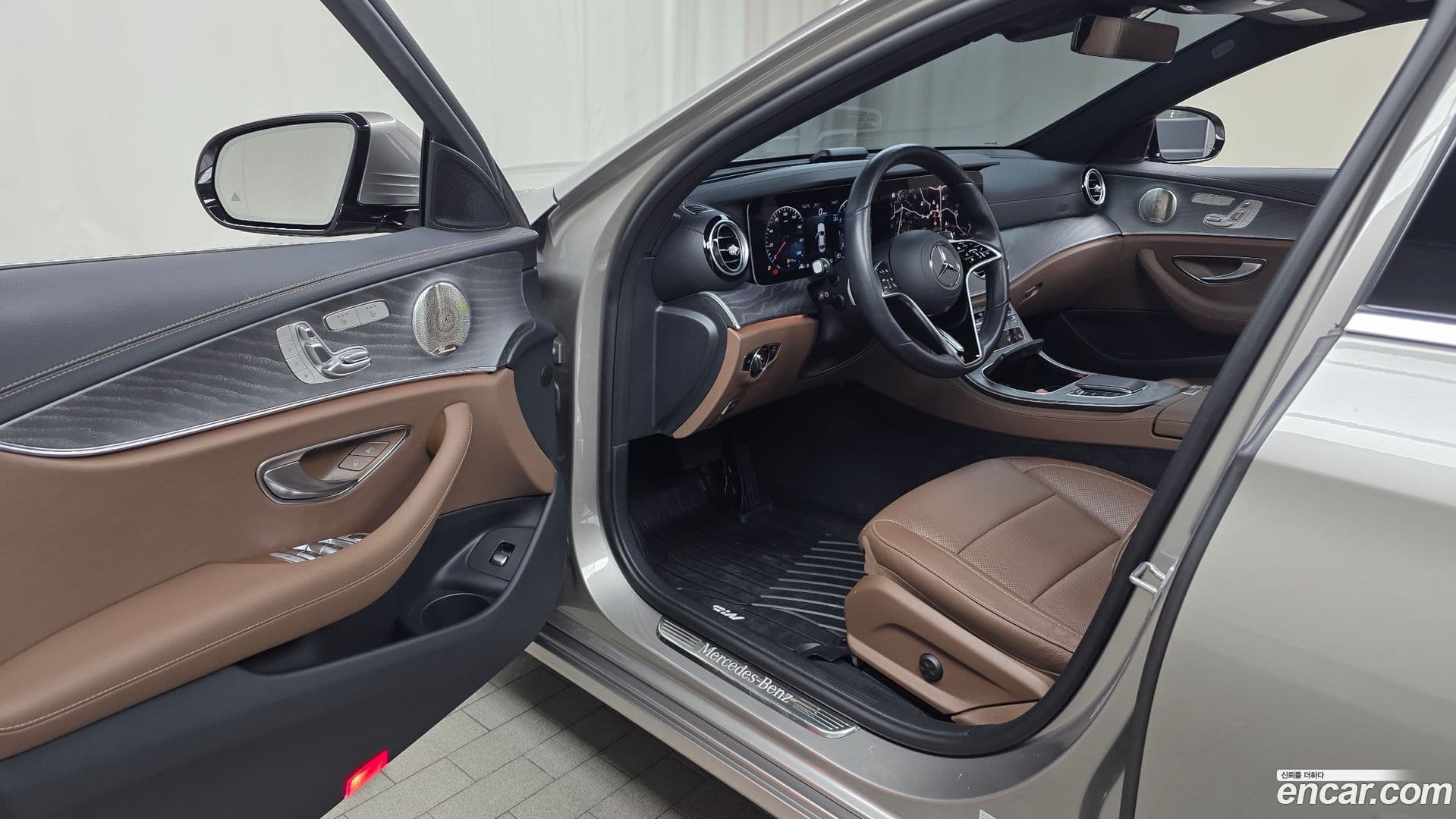 Main__Slider__Photo:E-Class Mercedes-Benz 2022.1-9