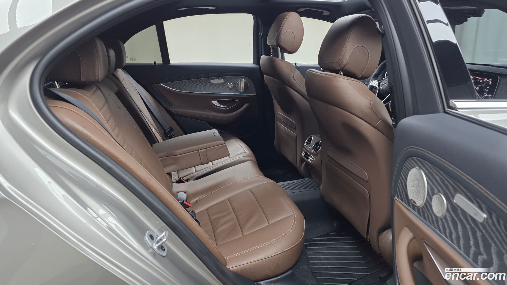 Main__Slider__Photo:E-Class Mercedes-Benz 2022.1-11