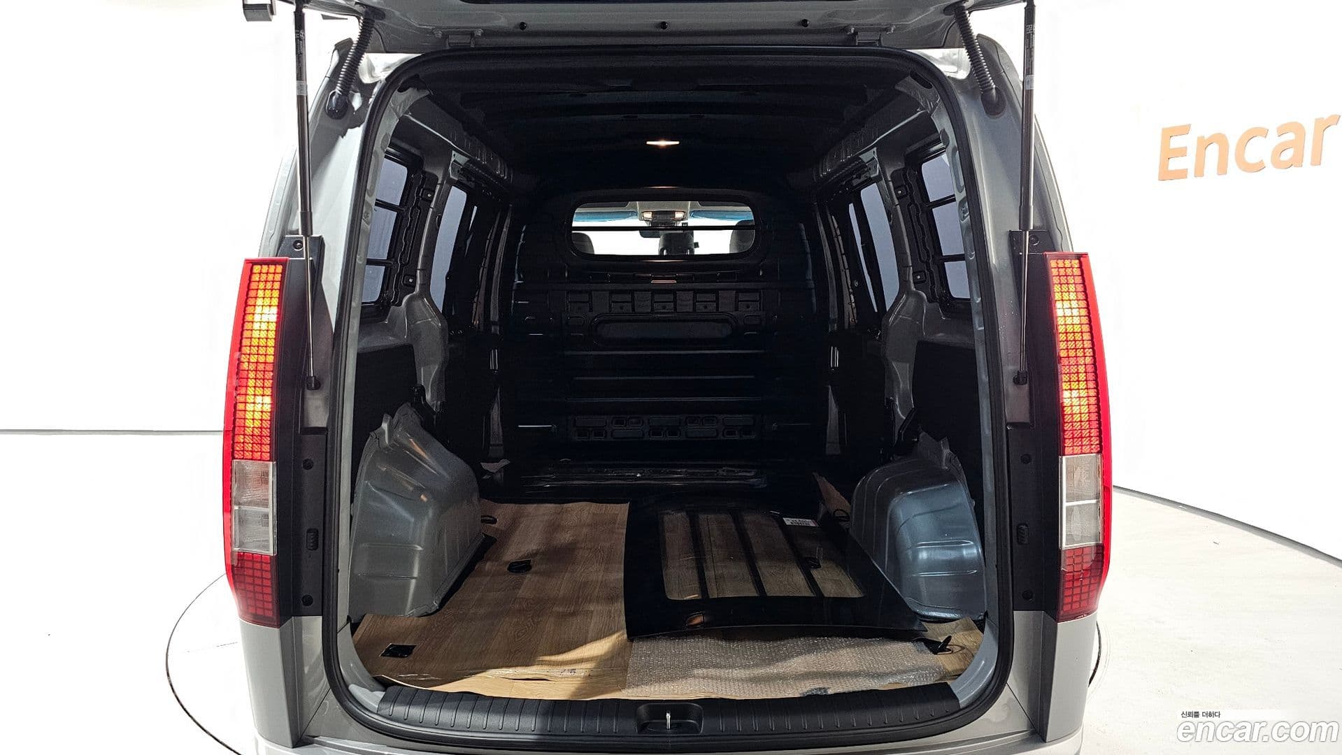 Main__Slider__Photo:Staria Hyundai 2025.5-19