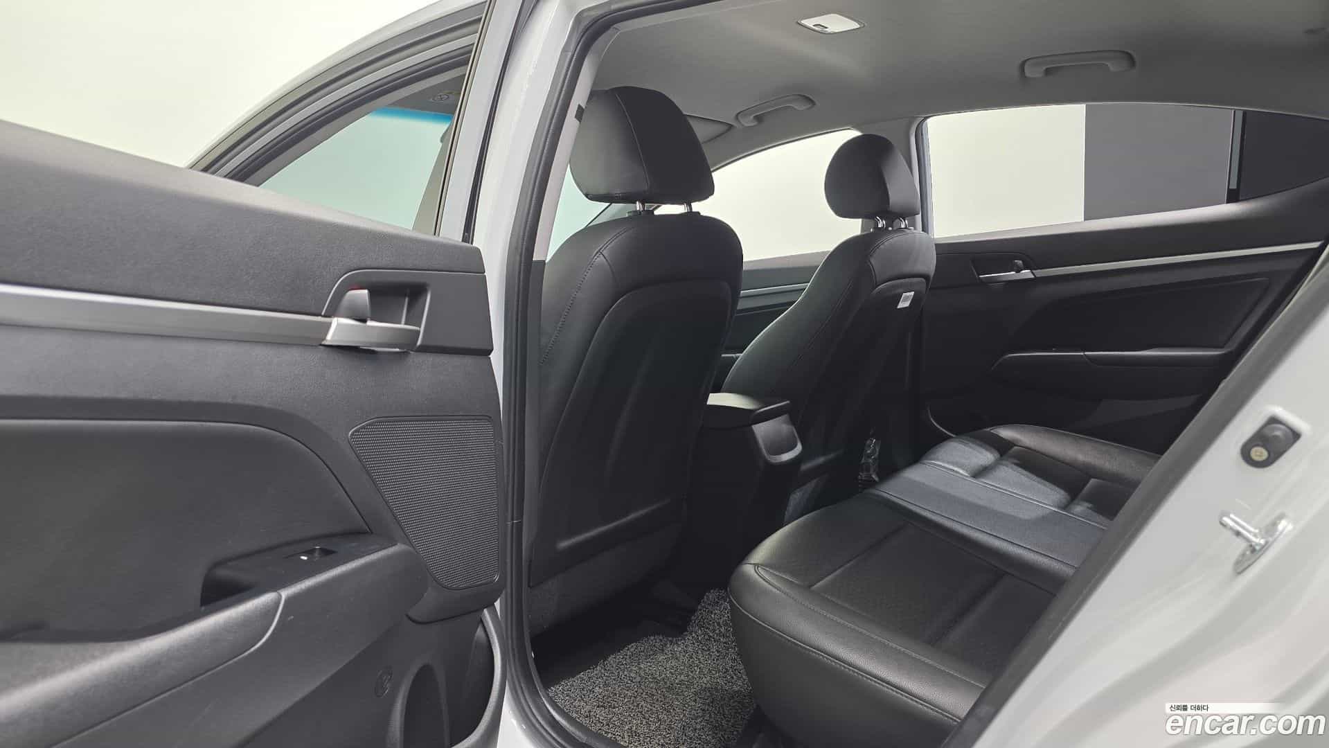 AVANTE Hyundai 2018.9-OPTION-022