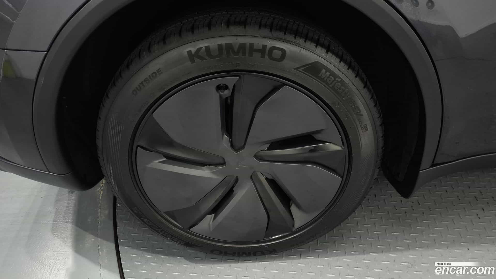 Model Y Tesla 2025.11-OUTER-005