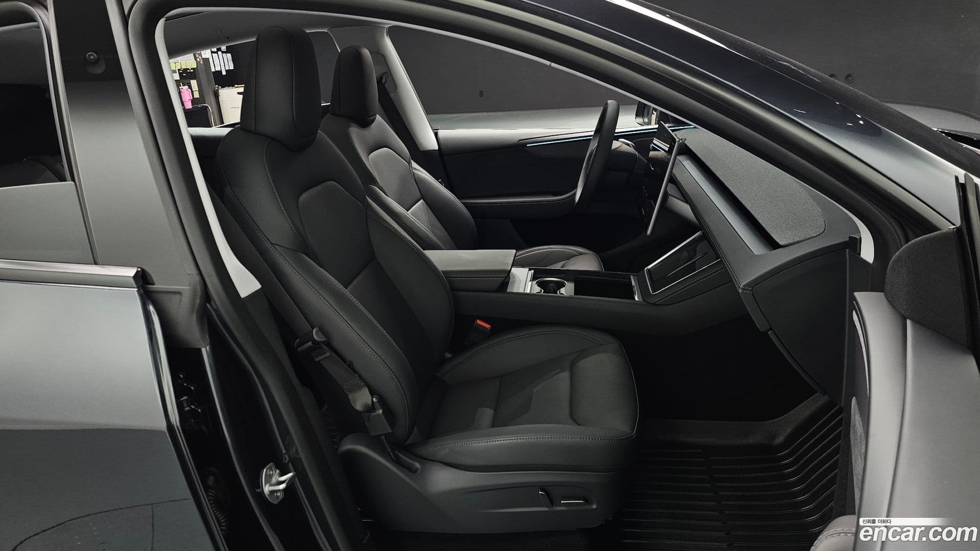 Main__Slider__Photo:Model Y Tesla 2025.11-9