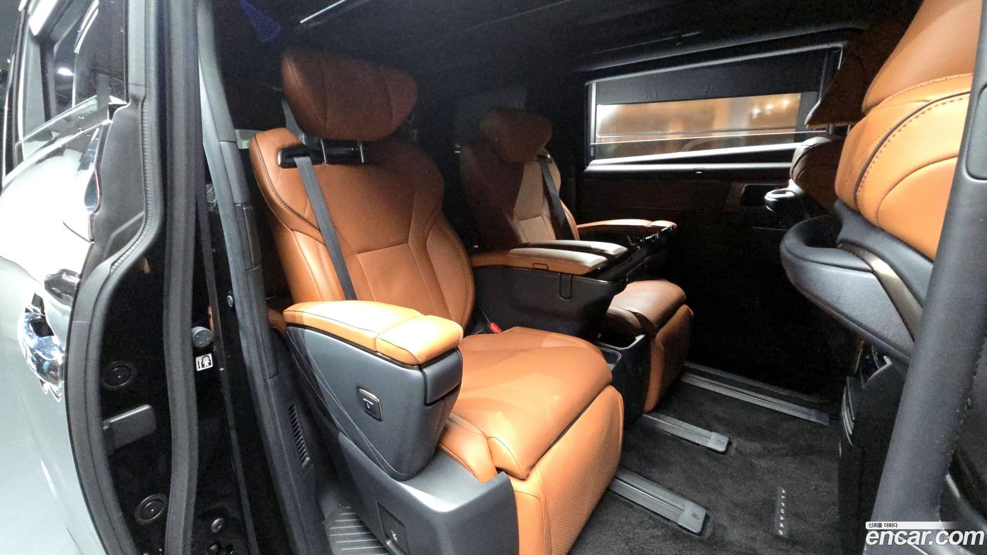 Main__Slider__Photo:Alphard Toyota 2025.2-11